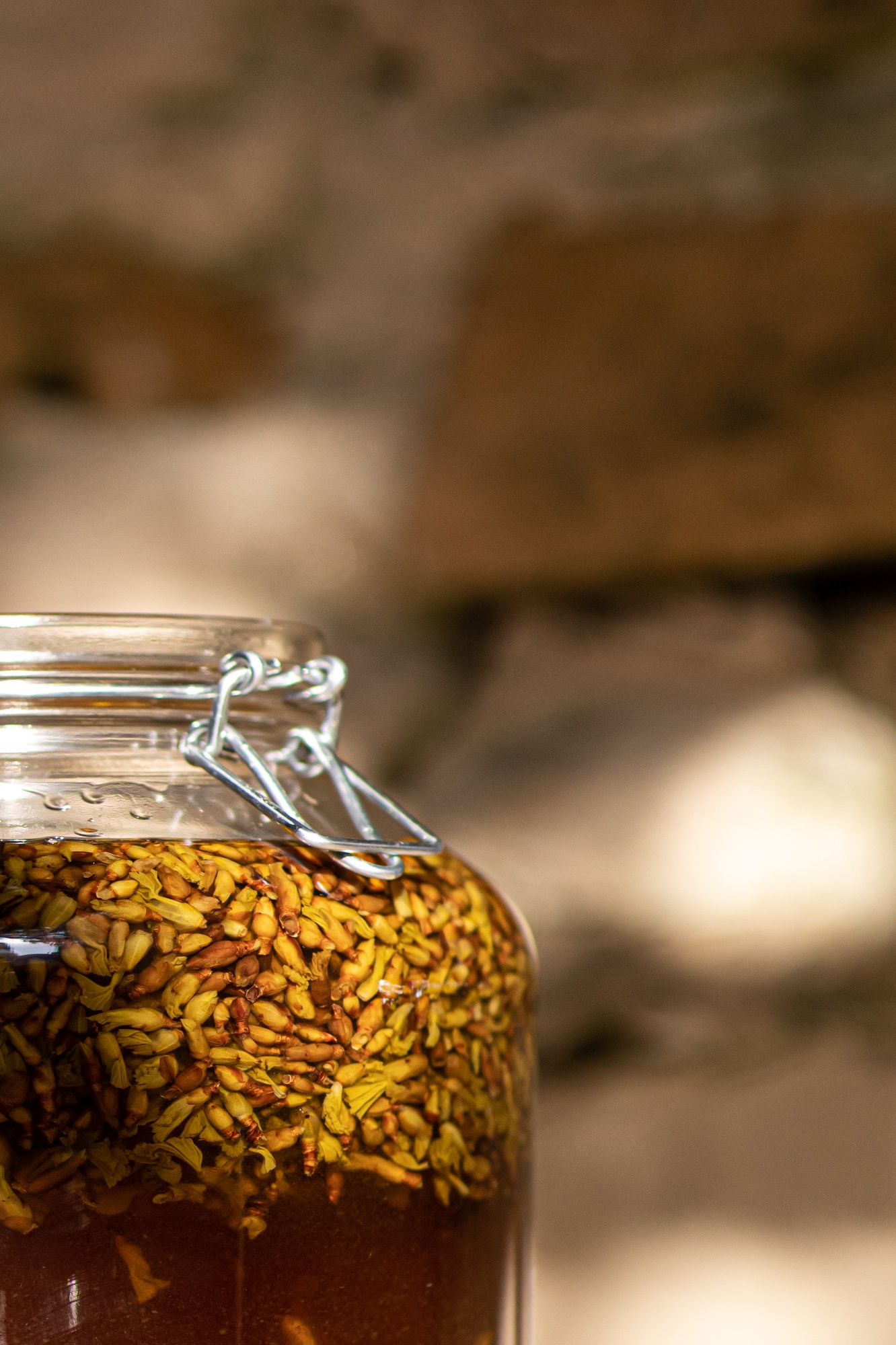 Decouvrez la distillation Macerado de yemas de grosella negra 100% ecológico y artesanal