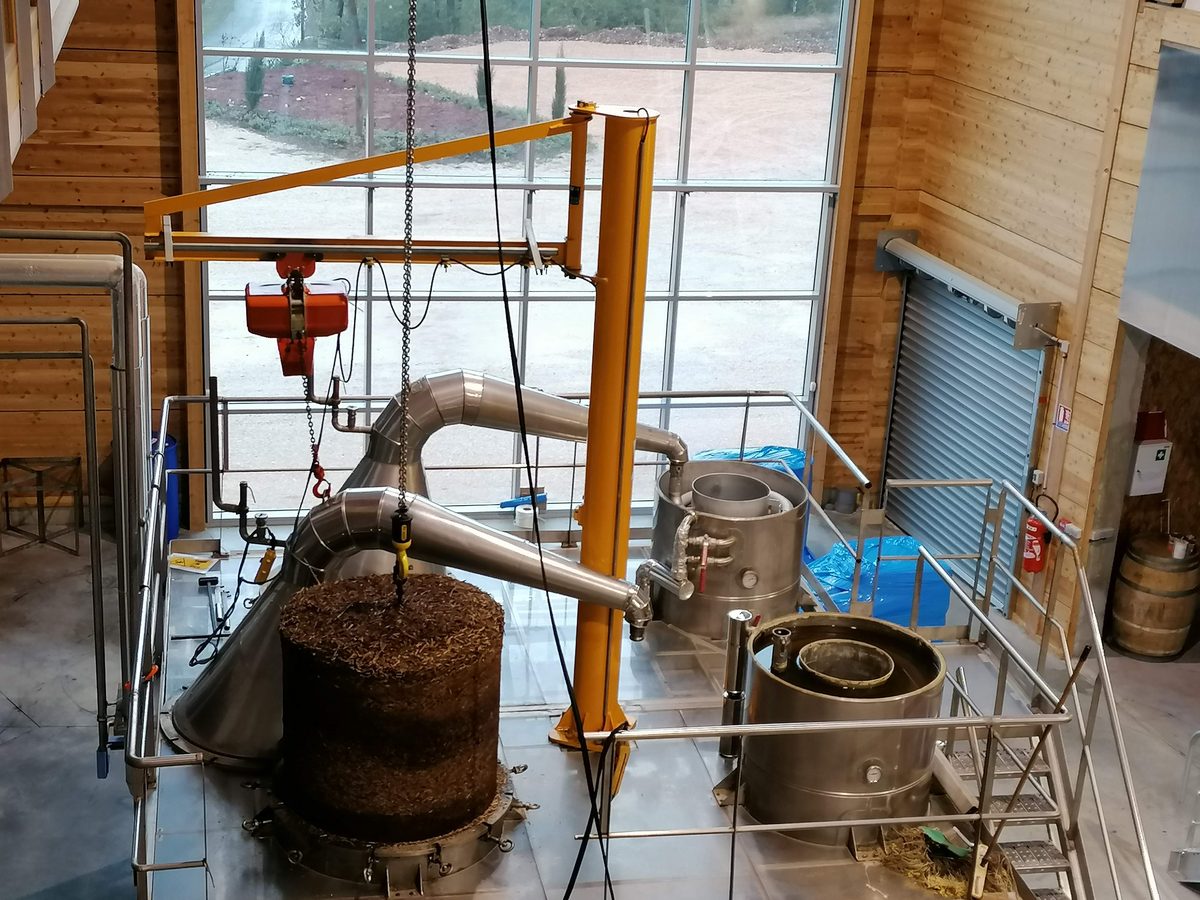 Decouvrez la distillation Huile Essentielle de Cassis de Bourgogne 100% Bio et Artisanal
